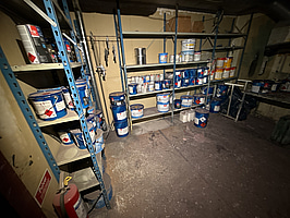 Parti med lackfärg och färgsprutor m.m.