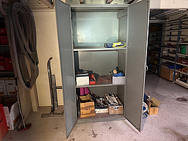 2 st plåtskåp med innehåll