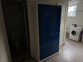 Plåtskåp med innehåll