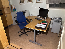 Kontorsmöbler, AC, datorskärm m.m.