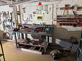 Arbetsbänk slipmaskin, hyllor, verktyg m.m.