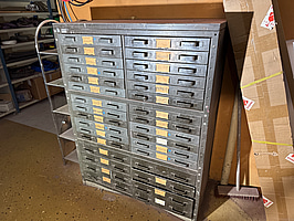 Lådhurts av plåt med innehåll. (32st lådor)