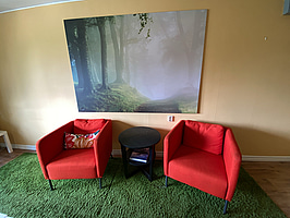 Loungegrupp och tavla