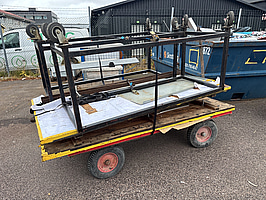 Vagn och två rullbord,