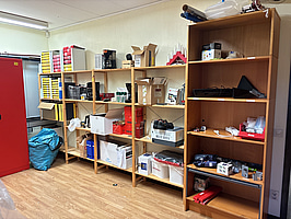 Lagerhylla med innehåll, verktyg och tillbehör