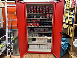 Parti plåtskruv och fog.