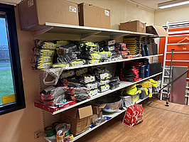 Lagerhyllor med arbetshandskar MaxiFlex/Tegera mm.