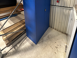 Plåtskåp med innehåll