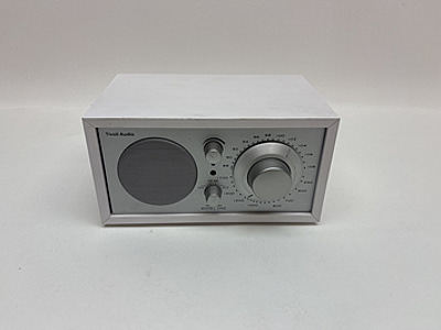 Radio Tivoli Audio Model one vit/silver. Ord. pris inkl. moms: ca 2390 kr.