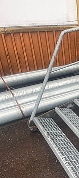 Stålplattform med trappsteg, räcken, galvaniserad