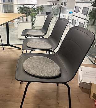 6 st. stapelbara plaststolar Lammhults, med sittdyna