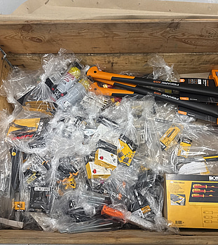 Pall med diverse produkter för hantverkaren eller hemmafixaren