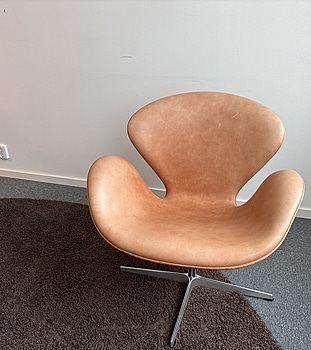 Fåtölj Fritz Hansen Svanen Arne Jacobsen, cognac