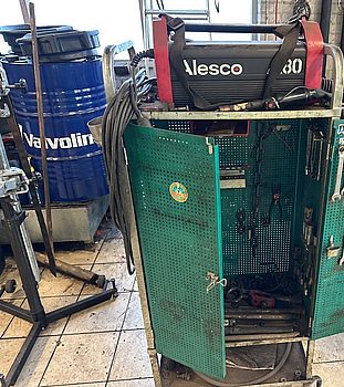 Induktionsvärmare Alesco A80 samt verktygsvagn med verktyg