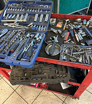 2* verktygsvagnar/ skåp med verktyg enligt bilder