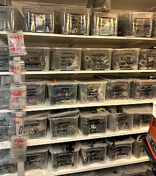 Stort lager reservdelar i huvudsak Penta samt blandade instuktionsböcker