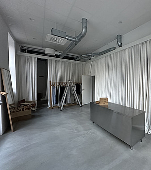 Ca 31 st. vita upphängda gardinlängder + ca 10 st. helt nya