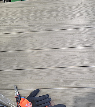 Komposittrall (WPC), grå, 150×23×2900 mm, ca 125 m² inkl. clips.