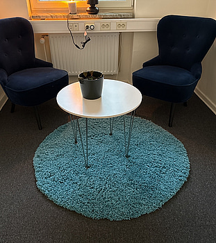 Fåtöljer, bord, lampa m.m.