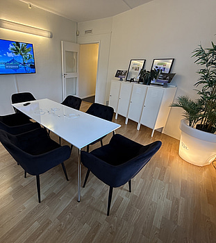 Konferensrum med 55-tums skärm