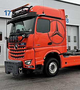 Tridemväxlare Mercedes-Benz Arocs 3758 -2023 | JOAB 24 ton | Plogutrustad