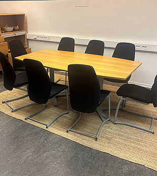 Konferensbord Kinnarps med 8 st. stolar och skåp.