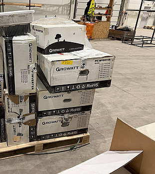 Stor mängd material för solenergi, bl.a. växelriktare, montagematerial m.m.