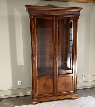 Bokhylla med glasdörrar - Från Sinatrasviten på Grand Hotel Saltsjöbaden, rum 419