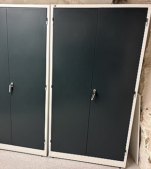 Metallskåp AJ - skåpet häger i bild