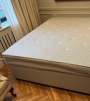 Säng Hypnos inkl. resårmadrass