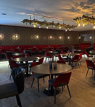 Stort parti möbler (39 bord, 65 stolar, 24 soffor & 6 fåtöljer)