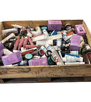 Parti med hårvårdsprodukter blandat