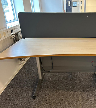 Skrivbord med akustikskydd, höj- och sänkbart, fungerar