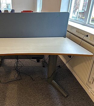 Skrivbord med akustikskydd, höj- och sänkbart, fungerar