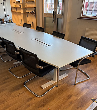 Konferensbord med 8 st stolar, eluttag