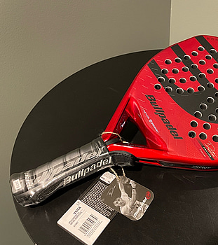Padelracket Bullpadel - XPLO comfort 2025, ord. pris 2495 kr