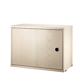 Skåp med svängdörr String, ask 58x30 cm. Ord. pris inkl. moms: ca 3949 kr.