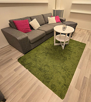 Divansoffa med soffbord och matta