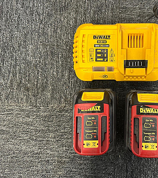 Snabbladdare DCB118 Dewalt och 2st 18/54V XR FLXVOLT batterier Dewalt