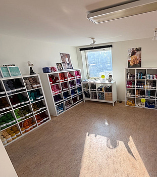 Stort parti garn och tillbehör, bl.a. Järbo, Rauma, Svarta Fåret m.fl