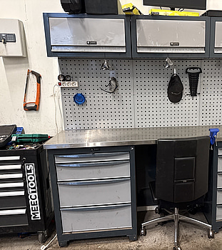 2 st arbetsbänkar (utan innehåll)