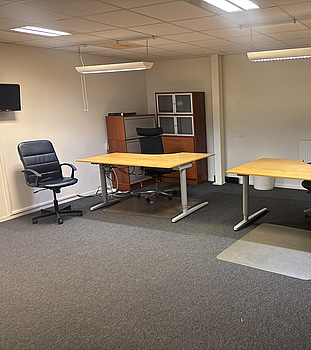 2 st. kontorsplatser med skrivbord, stolar och skåp.