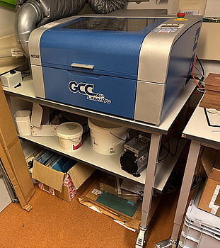 Lasergraverare GCC LaserPro C180II på rullbord (AJ Produkter