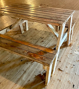 1 st. Picknickbord med bänkar i trä.