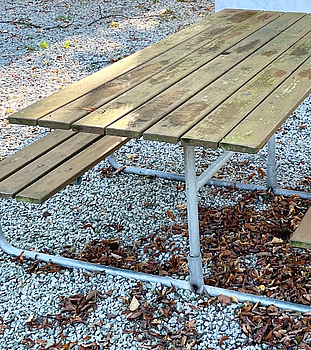 5 st. Picknickbord med två bänkar, trä