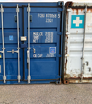 Container 20fot, blå, gipsbockar på ställningar