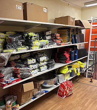 Lagerhyllor med arbetshandskar MaxiFlex/Tegera mm.