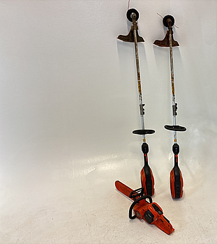 Batteridriven motorsåg och 2 st. kombinationsgrästrimmer