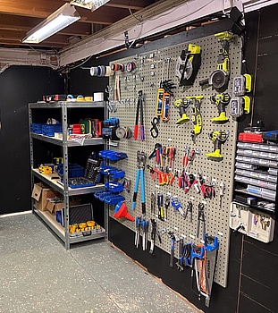 2 st. Verktygstavlor och 2 st. verktygshyllor