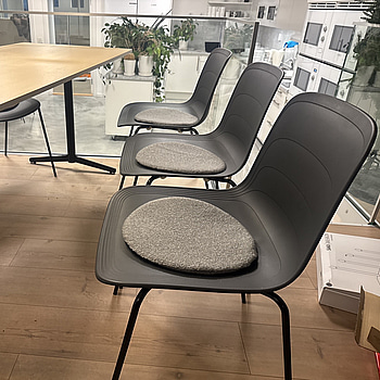 6 st. stapelbara plaststolar Lammhults, med sittdyna